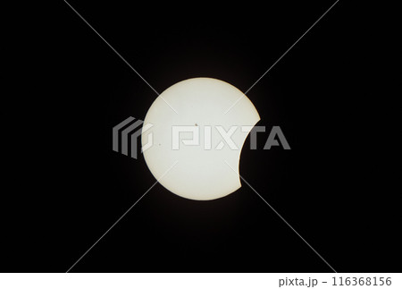 2024年4月8日アメリカ　テキサス州で撮影した皆既日食の途中の様子 116368156