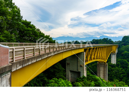 初夏の青空と八ヶ岳高原大橋 116368751