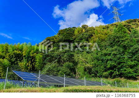 ソーラーパネルと送電鉄塔 116368755