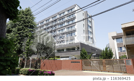 お茶の水女子大学の南門と校舎の一部外観 116369425