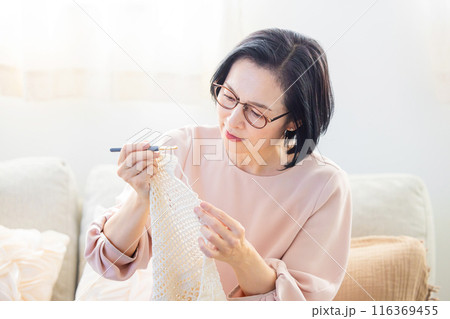 手元が見辛くなってきたミドル女性 116369455