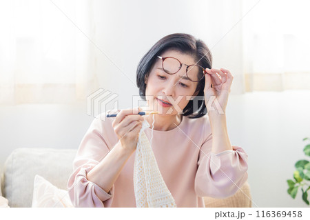 手元が見辛くなってきたミドル女性 116369458