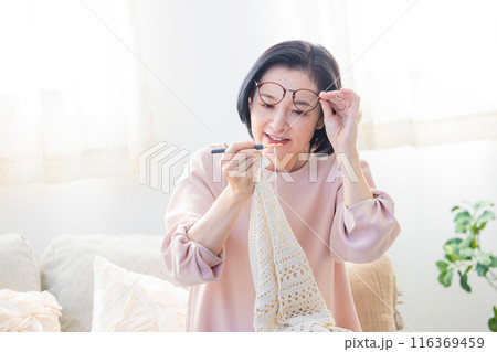 手元が見辛くなってきたミドル女性 手元が見辛くなってきたミドル女性 116369459
