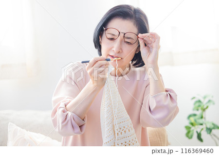 手元が見辛くなってきたミドル女性 116369460
