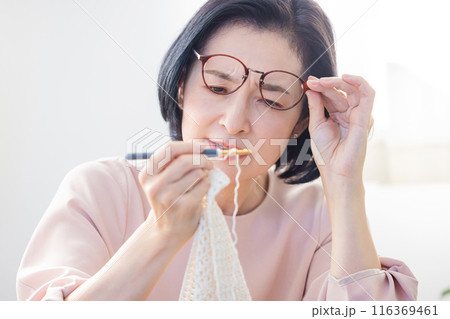 手元が見辛くなってきたミドル女性 手元が見辛くなってきたミドル女性 116369461