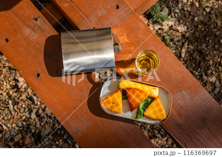 手作り燻製　Homemade smoked food at the campsite 116369697