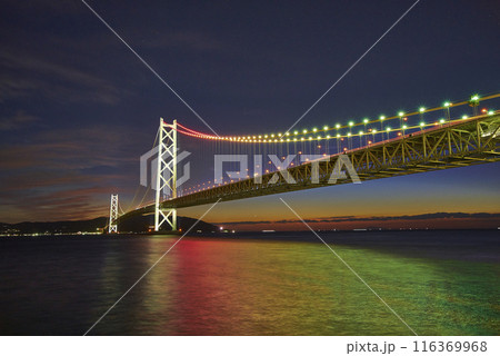 明石海峡大橋のライトアップされた明石の海 116369968