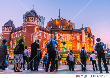 日本の東京都市景観 7月。東京駅丸の内北口。仕事などを終えて駅に向かう人たち＝3日 116370476