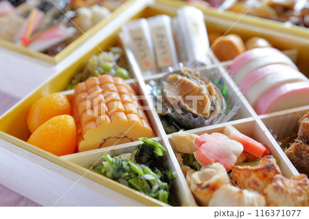 お正月のおせち料理 116371077