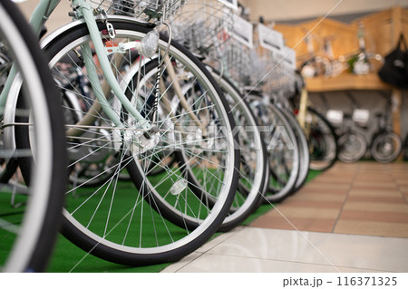 沢山売られている新品の自転車 116371325
