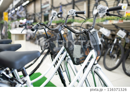 沢山売られている新品の自転車 116371326