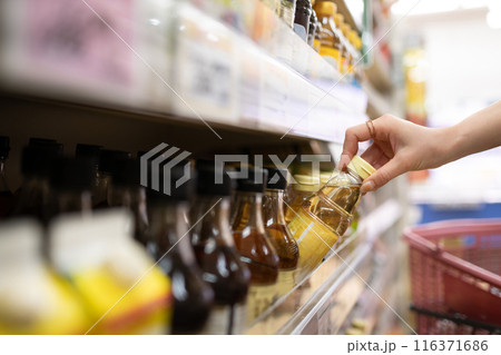 調味料を選ぶ女性の手 116371686