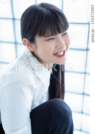 おしゃれな若い女性 おしゃれな若い女性 116372007
