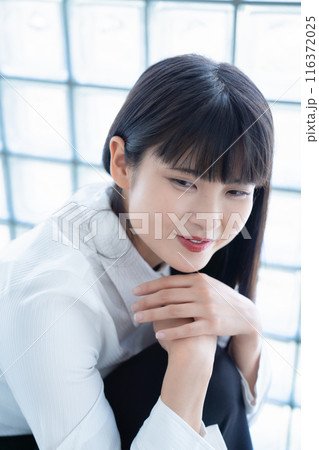おしゃれな若い女性 116372025