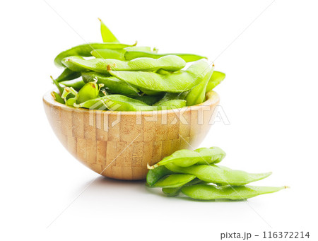 Green edamame pods. Fresh soybeans in bowl isolated on white background. 116372214