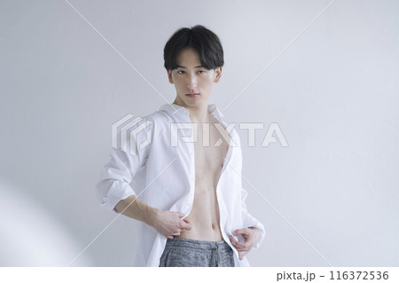 カメラ目線の20代の男性　ビューティーイメージ　ポートレート 116372536