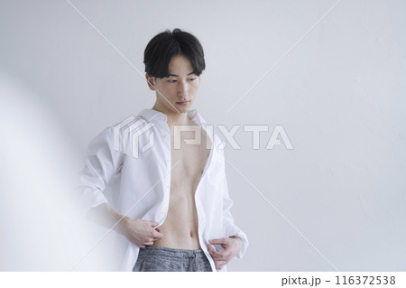 白いシャツを着た20代の男性 ビューティーイメージ ポートレート 白いシャツを着た20代の男性 ビューティーイメージ ポートレート 116372538