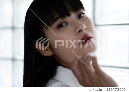おしゃれな若い女性のアップ 116372901