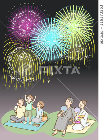 花火を見上げる家族とカップル 116373263