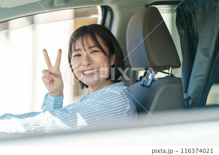 車の運転をする女性 運転中の女性 車の運転をする女性 運転中の女性 116374021