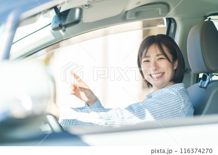 車の運転をする女性 運転中の女性 車の運転をする女性 運転中の女性 116374270