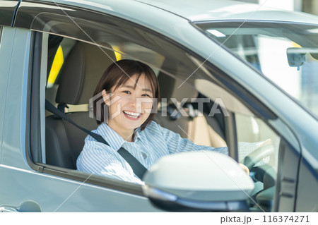 車の運転をする女性　運転中の女性 116374271
