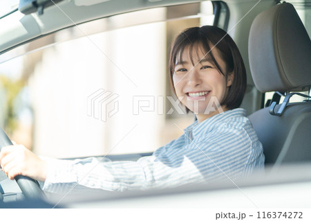 車の運転をする女性　運転中の女性 116374272
