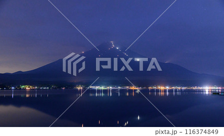 （山梨県）夏の富士山を登る登山者たちの光跡 116374849