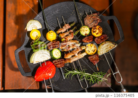 アウトドアでバーベキュー　typical barbecue dish outdoors 116375405