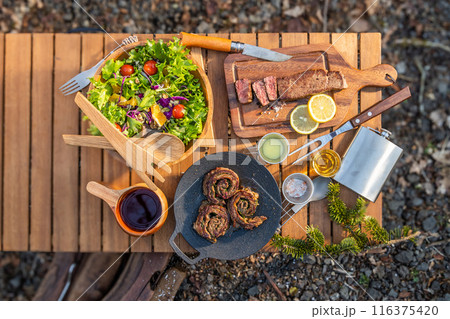 アウトドアでバーベキュー　typical barbecue dish outdoors 116375420
