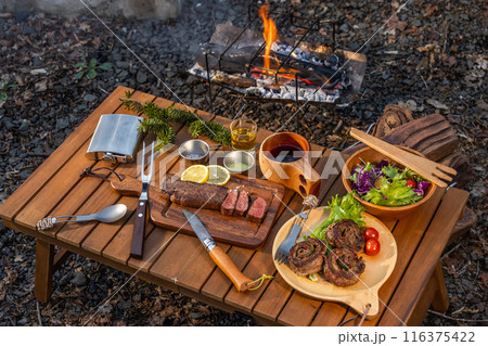 アウトドアでバーベキュー typical barbecue dish outdoors アウトドアでバーベキュー typical barbecue dish outdoors 116375422