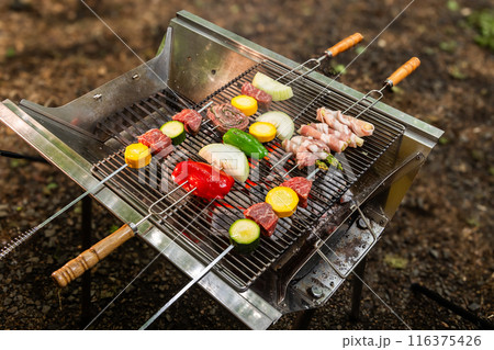 アウトドアでバーベキュー　typical barbecue dish outdoors 116375426
