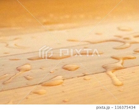 床にこぼれた水を横から撮影した写真 116375434