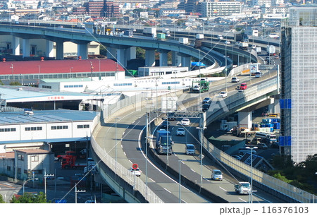 都市高速道路のS字カーブ（俯瞰・阪神高速湾岸線） 116376103
