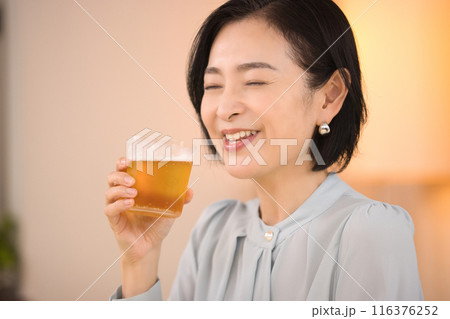 美味しそうにビールを飲むミドル女性 116376252