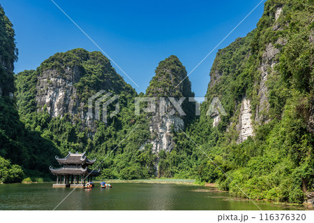 ベトナムハノイ 渓谷の川を手漕ぎのボートで進むニンビンのボートツアーで立ち寄る水上の寺院 ベトナムハノイ 渓谷の川を手漕ぎのボートで進むニンビンのボートツアーで立ち寄る水上の寺院 116376320