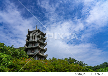 ベトナムダナンのマーブルマウンテンと呼ばれる大理石で出来ている五行山山頂のサーロイ塔 ベトナムダナンのマーブルマウンテンと呼ばれる大理石で出来ている五行山山頂のサーロイ塔 116376349