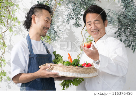 農家からお届けする野菜をチェックするシェフ　農家と直接契約する料理人 116376450