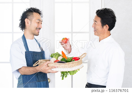 農家からお届けする野菜をチェックするシェフ　農家と直接契約や取引するコックコートを着た料理人 116376701