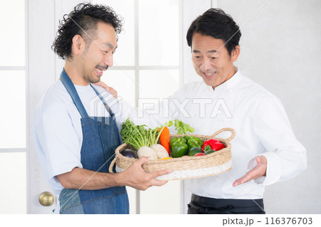 農家からお届けする野菜をチェックするシェフ　農家と直接契約や取引するコックコートを着た料理人 116376703