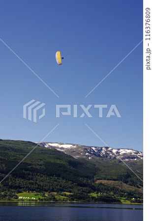 ハダンゲンフィヨルドの風景を空から楽しむ ハダンゲンフィヨルドの風景を空から楽しむ 116376809