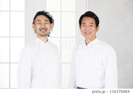 コックコートを着たシェフ　接客業の転職や採用求人に 116376869
