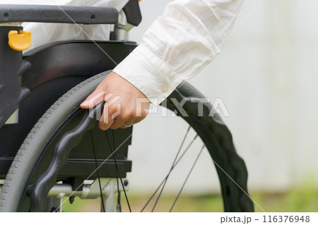 車椅子に乗る女性のパーツカット 116376948