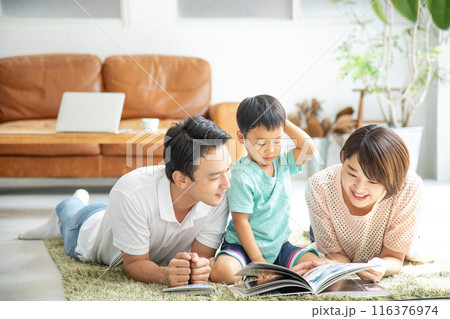 親子で読書 リビングルーム 親子で読書 リビングルーム 116376974