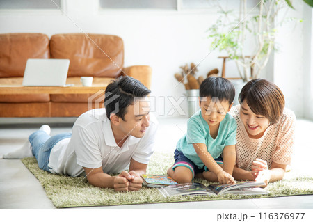 親子で読書　リビングルーム 116376977