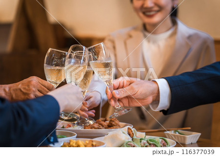 居酒屋で忘年会・新年会・飲み会・宴会をする仕事仲間・同僚・上司部下の男女 116377039