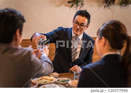 接待・会食・飲み会・親睦会でお酌する笑顔のビジネスマン男性 接待・会食・飲み会・親睦会でお酌する笑顔のビジネスマン男性 116377040