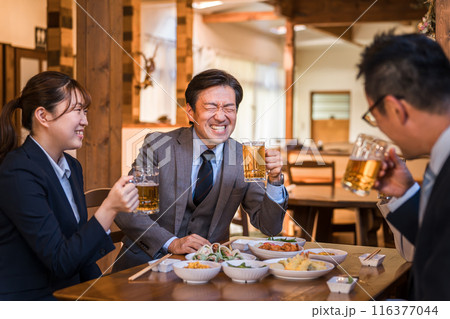 居酒屋で忘年会・新年会・飲み会・宴会をする仕事仲間・同僚・上司部下の男女 居酒屋で忘年会・新年会・飲み会・宴会をする仕事仲間・同僚・上司部下の男女 116377044