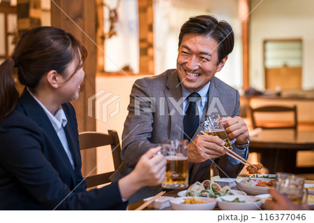 居酒屋で楽しい忘年会・新年会・飲み会・宴会をする仕事仲間・同僚・上司部下の男女 116377046
