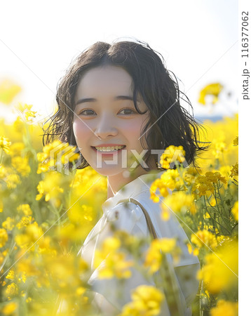 春に包まれた菜の花畑のアジア人女性 116377062
